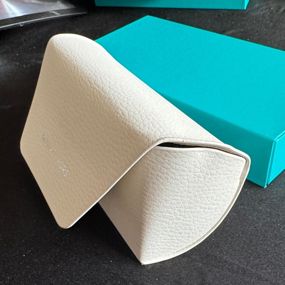 Michael Kors White Pebbled Leather Eyewear Case with Silver Logo - Picture 6 of 7
